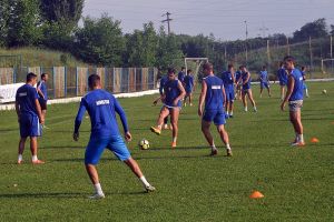 Amicale bătute în cuie