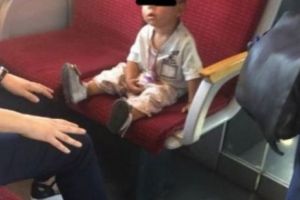 Copil de doi ani, abandonat de părinţi pe calea ferată