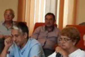 Pesediştii din Caransebeş votează „pentru“ chiar dacă sunt „contra“! Ca să-l ajute pe Borcean să i se-nfunde!