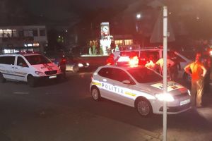 VIDEO FOTO Bătaie ca în filme cu bâte, coase şi topoare. S-au tras focuri de armă