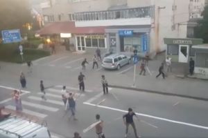Scandal cu bate si topoare la Targu Neamt. Zeci de persoane implicate. Un singur politist intervine (video)