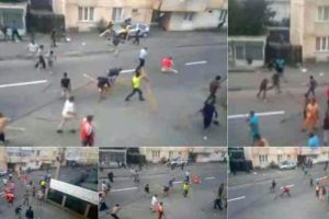 VIDEO: Bătaie cu furci şi topoare, în plină stradă, la Târgu Neamţ. Poliţiştii au recurs la focuri de armă pentru a opri violenţele