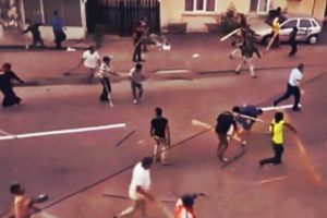 RĂFUIALĂ cu BÂTE şi TOPOARE la Târgu Neamţ. POLIȚIȘTII au făcut uz de ARME