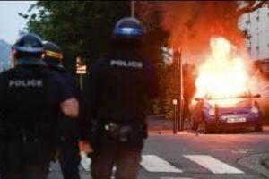 NANTES din nou în FLĂCĂRI: Un nou VAL de VIOLENȚE după ce poliţia a UCIS un FUGAR