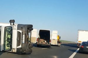Autoutilitara rasturnata si trafic ingreunat, pe autostrada Timisoara-Lugoj