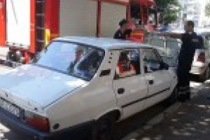 GALERIE FOTO: Un brailean s-a speriat si a sunat la politie cand a vazut ca dintr-un autoturism parcat iese fum