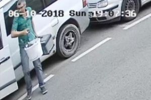 Spărgător de maşini, prins pe camerele de supraveghere la Cluj. Poliţia îl caută. Îl recunoaşteţi? FOTO