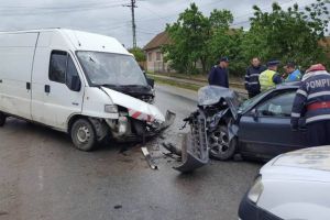 Accident între un autoturism şi o autoutilitară la Siculeni