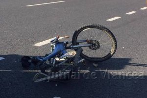 Biciclistă lovită cu portiera de un şofer neatent