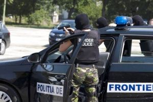 Albanezi prinsi dupa ce au trecut frontiera ilegal din Serbia in Romania, la Jimbolia