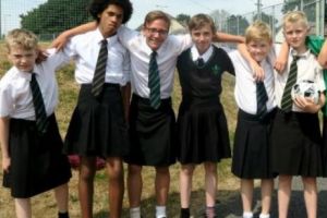 Protest inedit: Băieţii poartă fuste la şcoală. Aflaţi motivul revoltei lor