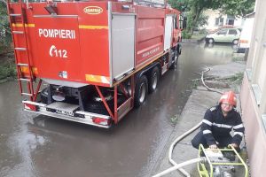 Ialomiţa: Pompierii au acţionat mai bine de 12 ore în sprijinul populaţiei afectate de inundaţii