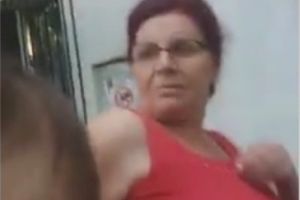 VIDEO: Revoltător! Cum a devenit o focşăneancă “proprietar” pe banca instalată de Primărie în faţa blocului