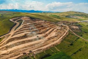FOTO, VIDEO. Autostrada Sebeş-Turda, lotul 1. Dealul de la Pârâul Iovului, excavat continuu, aproape de nivelul terasamentului de pe lotul 2