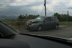 FOTO/ Accident rutier pe DN1, la Oiejdea – Un autoturism a intrat frontal într-un capăt de pod