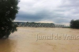 Vin ploile, se umflă iar apele! Trei râuri din Vrancea, în pericol să se reverse