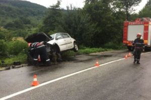 S-a oprit cu maşina în şanţ