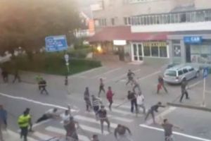 Bătaie pe viaţă şi pe moarte între două clanuri de romi din Târgu Neamţ. Trupele speciale au intervenit cu greu pentru aplanarea conclictului