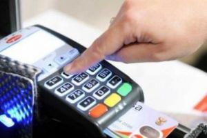 Plata electronică în instituţiile publice şi magazine este obligatorie. Companiile care nu respecta legea risca amenzi de pana la 7.500 de lei