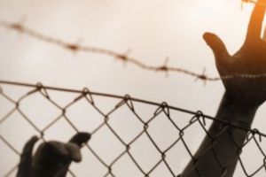 Românii au depistat doar  un SINGUR STRĂIN, victimă a traficului  de persoane