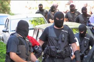 Poliţist MUȘCAT de un scandalagiu. A fost internat la PSIHIATRIE