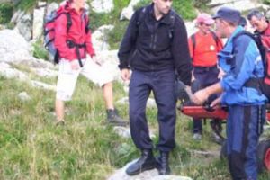 Un grup de alpinişti a fost surprins de o furtună puternică pe Masivul Retezat. O tânără a fost salvată cu elicopterul