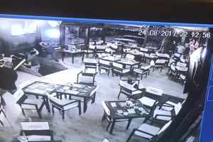 Pedepse grele pentru „Telu” şi „Gogu”, indivizii care au devastat un bar după un atac ...