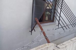 Trei romi, cu vârste de 17-18 ani, spărgătorii casei fortăreaţă din Şcheia