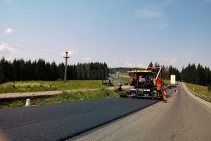 Covor asfaltic nou pe 33 de kilometri din DN 17, care leagă Suceava de Ardeal