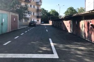 Lucrare romaneasca langa Parcul Padurice: dupa asfaltare, se trece la demolarea garajelor