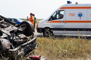 Tanar decedat dupa ce a pierdut controlul volanului si s-a dat de mai multe ori peste cap cu masina