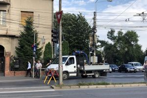 Bd. Mihai Viteazu, interzis soferilor spre Balcescu! Se sparge asfaltul