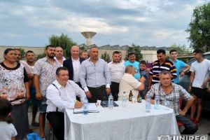 FOTO: Nicolae Bumbu, ales preşedintele comunităţii romilor din Alba Iulia. Alegerile s-au desfăşurat în cartierul Lumea Nouă
