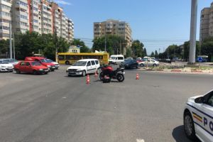 Imagini de la eveniment. Motociclist lovit de o masina, intr-o intersectie mare din Constanta. Cine este vinovatul (galerie foto)