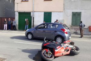 Motociclist acroşat de o maşină pe DN1 la Scoreiu