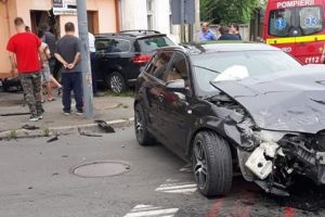 Două maşini s-au FĂCUT PRAF şi au mai DISTRUS şi o CASĂ, pe Şaguna (FOTO)