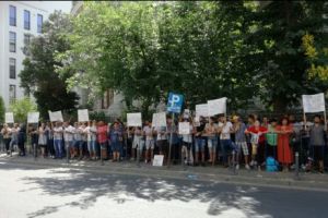 Miting de solidaritate, la Cluj, cu româncă din Finlanda căreia autorităţile i-au luat copiii

