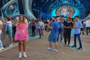 Imagini de la eveniment. Alexandra Stan face LIVE pe YouTube, la NEVERSEA!