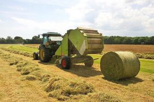 Accident cumplit la Şieu Sfântu. O presă de balotat a smuls braţul unui bărbat