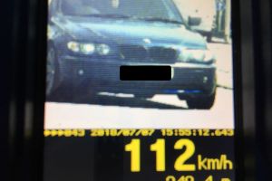 FOTO: Șoferiţă începătoare, prinsă circulând cu viteză