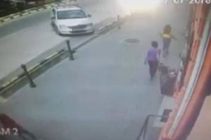 FOTO / VIDEO ȘTIREA TA: De ce se ”împiedică” unii cetăţeni de ghivecele cu flori?