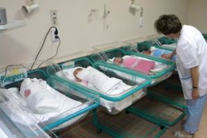 MĂRTURISIRILE CUTREMURĂTOARE ale unei CUNOSCUTE soliste de la noi! Și-a acuzat soţul că a SCHIMBAT copilul la naştere