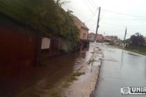FOTO / Rupere de nori la Rădeşti. Mai multe gospodării au fost inundate