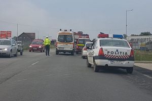 Accident cu patru victime la Beiuş: două persoane au murit, una e în stop respirator, iar o alta este încarcerată sub maşină!