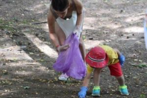 BOTOŞANI. Au curăţat un loc de joacă şi au fost puşi să ducă gunoiul înapoi