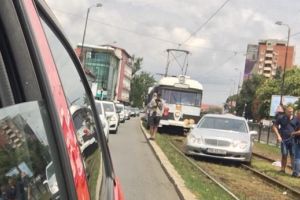 Circulatia tramvaielor blocata pe Cetatii dupa ce o masina a ajuns pe liniile de tramvai