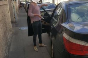 Tupeul unei blonde cu BMW! A ”rupt” o bicicletă electrică şi tot ea a făcut gură - FOTO
