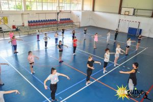 Mişcare şi bună dispoziţie: Tabără de gimnastică şi dans, organizată de Sunshine Dance la Şcoala Dacia din Oradea (FOTO / VIDEO)