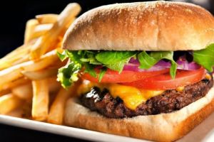 Credeai că mănânci carne, ouă sau cartofi? Ce conţin de fapt produsele din restaurantele de tip fast-food