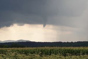 Tornadă filmată în Bihor, la Nimăieşti (FOTO / VIDEO)